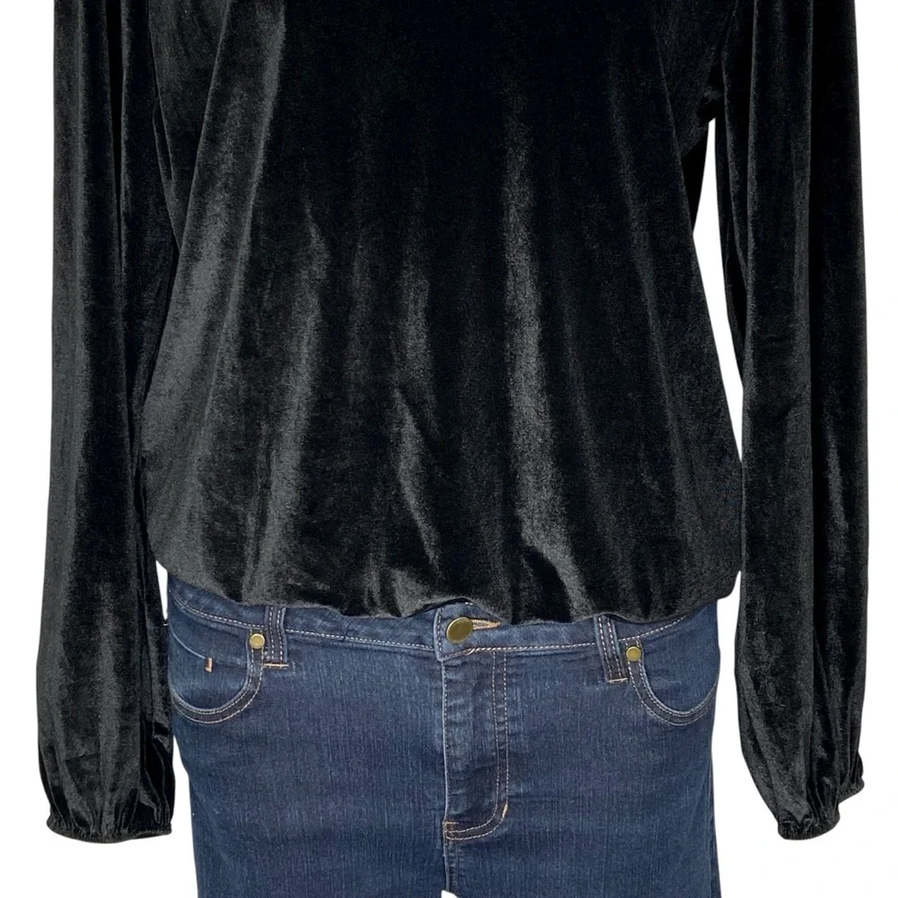 TORRID NWT Bodysuit Black Velvet Long Sleeve V Neckline Size 1 - Picture 3 of 16